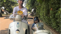 Tak Cuma Mobil Mewah, Raffi Ahmad Juga Asyik Naik Vespa Tak Cuma Mobil Mewah, Raffi Ahmad Juga Asyik Naik Vespa