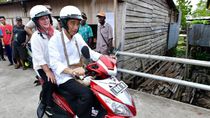 Jokowi Boncengkan Iriana Naik Motor Blusukan Keliling Asmat Jokowi Boncengkan Iriana Naik Motor Blusukan Keliling Asmat