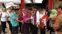 Foto: Jokowi ke Rumah Tokoh Pers Adinegoro dan Beri Sertifikat Tanah Foto: Jokowi ke Rumah Tokoh Pers Adinegoro dan Beri Sertifikat Tanah