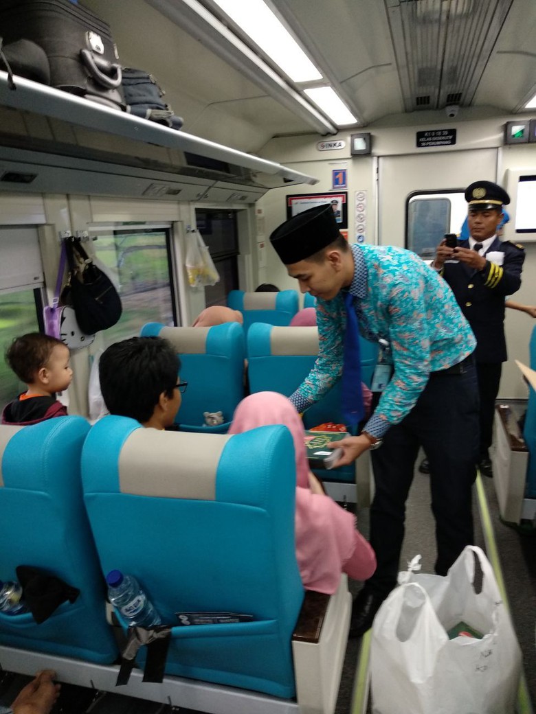 KAI Bagikan Sahur Gratis Terakhir di Atas Kereta KAI Bagikan Sahur Gratis Terakhir di Atas Kereta