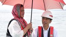 Foto: Potret Mesra Jokowi-Iriana Sepayung Berdua di Jayapura Foto: Potret Mesra Jokowi-Iriana Sepayung Berdua di Jayapura