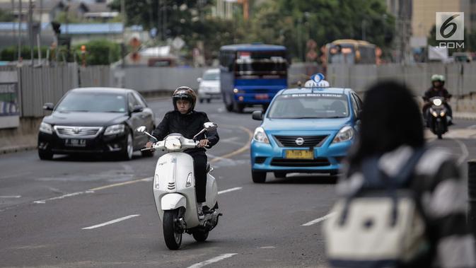 Sistem Ganjil Genap Sepeda Motor Pengendara sepeda motor melintasi Jalan MH Thamrin, Jakarta, Kamis (11/1). Pemprov DKI Jakarta tengah mengkaji kebijakan ganjil-genap untuk kendaraan roda dua melintasi Jalan MH Thamrin. (Liputan6.com/Faizal Fanani)