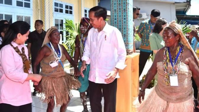 Presiden Jokowi menghadiri puncak Peringatan Hari Ibu di Lapangan Waisai Torang Cinta (WTC), Kabupaten Raja Ampat, Provinsi Papua Barat, Jumat (22/12/2017). Presiden Jokowi menghadiri puncak Peringatan Hari Ibu di Lapangan Waisai Torang Cinta (WTC), Kabupaten Raja Ampat, Provinsi Papua Barat, Jumat (22/12/2017).