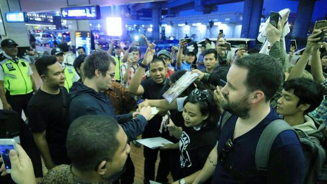 Liam Gallagher Tiba di Jakarta Kemeriahan penggemar menyambut Liam Gallagher. (foto: @NadaPromotama)