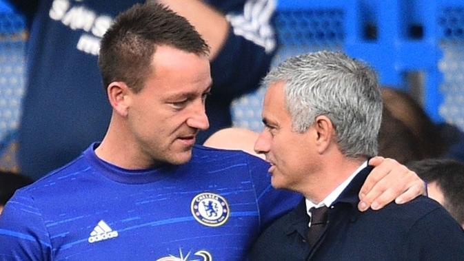 jose mourinho Jose Mourinho (kanan) merupakan satu di antara manajer yang mengalami nasib sial di Chelsea. (AFP/Glyn Kirk)