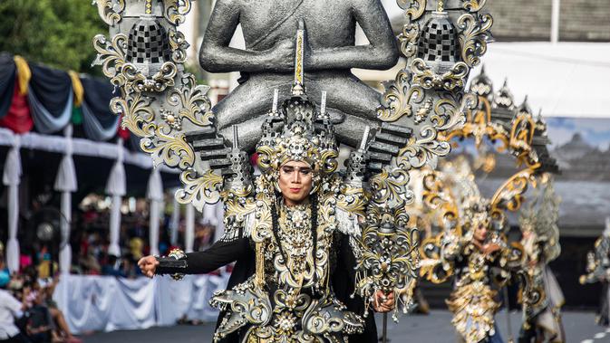 Jember Fashion Carnaval 2017 Peserta memakai kostum adat Indonesia dalam parade Jember Fashion Carnaval 2017 di pulau Jawa timur (13/8). Para perancang membuat kostum dengan pengaruh tradisional Palembang, Toraja, Borneo, Papua, Lampung, Bali dan Betawi. (AFP Photo/Juni Kriswanto)