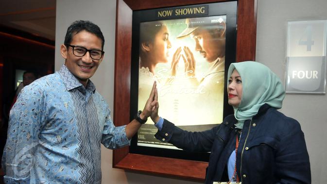 20160524- Sandiaga Uno-Jakarta-Johan Tallo Sandiaga Uno dan istri berpose dekat poster film