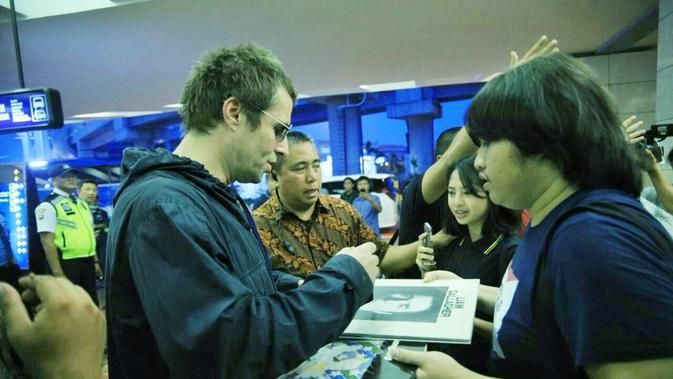 Liam Gallagher Penggemar sambut kedatangan Liam Gallagher (@NadaPromotama)