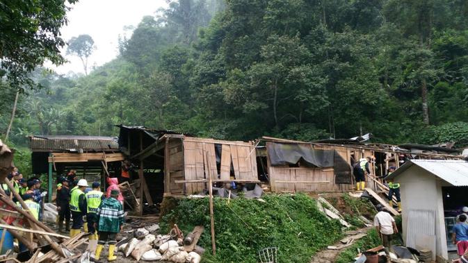Penambang emas liar gunung pongkor Puluhan bangunan liar di kawasan milik PT Antam Pongkor ditertibkan petugas gabungan, Selasa (13/2/2018). (Liputan6.com/Ahmad Sudarno)