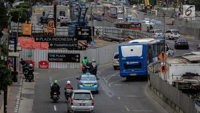Sistem Ganjil Genap Sepeda Motor Pengendara sepeda motor melintasi Jalan MH Thamrin, Jakarta, Kamis (11/1). Kebijakan ganjil genap akan diberlakukan untuk menggantikan larangan melintas sepeda motor yang telah dicabut di Jalan MH Thamrin. (Liputan6.com/Faizal Fanani)
