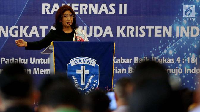 Menteri Susi Pudjiastuti Buka Rakornas GAMKI Menteri Kelautan dan Perikanan Susi Pudjiastuti memberi sambutan sekaligus membuka Rakornas GAMKI, Jakarta, Jumat (12/1). Dalam rakornas ini GAMKI mendukung kebijakan Menteri Kelautan soal Menenggalamkan Kapal Pencurian Ikan. (Liputan6.com/Johan Tallo)