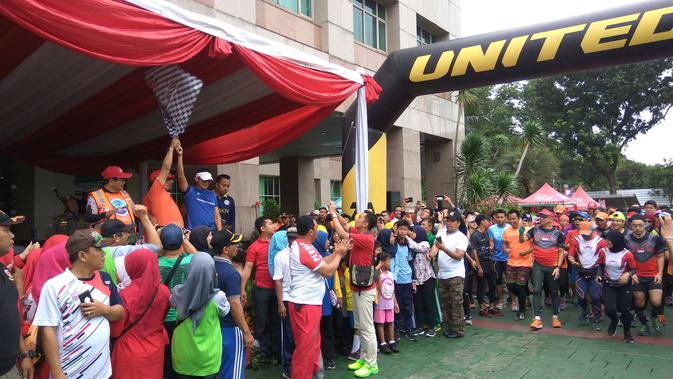 sandiaga Uno Wakil Gubernur DKI Jakarta Sandiaga Uno membuka ajang hari bebas kendaraan bermotor atau car free day (CFD) di Jalan Layang Non Tol (JLNT) Antasari, Jakarta Selatan. (Liputan6.com/Nafiysul Qodar)