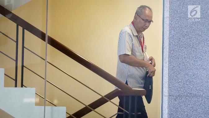 FOTO: Ditetapkan Sebagai Tersangka, Dokter Bimanesh Sutarjo Sambangi KPK Dokter Rumah Sakit (RS) Medika Permata Hijau, Bimanesh Sutarjo, memenuhi panggilan di Gedung KPK, Jumat (12/1). Selain Bimanesh, mantan pengacara Setya Novanto, Fredrich Yunadi juga ditetapkan sebagai tersangka. (Liputan6.com/Faizal Fanani)