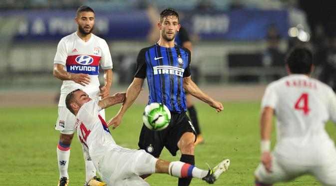 FOTO: Gol Stevan Jovetic Antar Inter Milan Bungkam Lyon Gelandang Inter Milan, Roberto Gagliardini, melewati penjagaan gelandang Lyon, Sergi Darder, pada laga International Champions Cup di Nanjing Olympic Sports Center, Jiangsu, Senin (24/7/2017). Inter Milan menang 1-0 atas Lyon. (AFP)