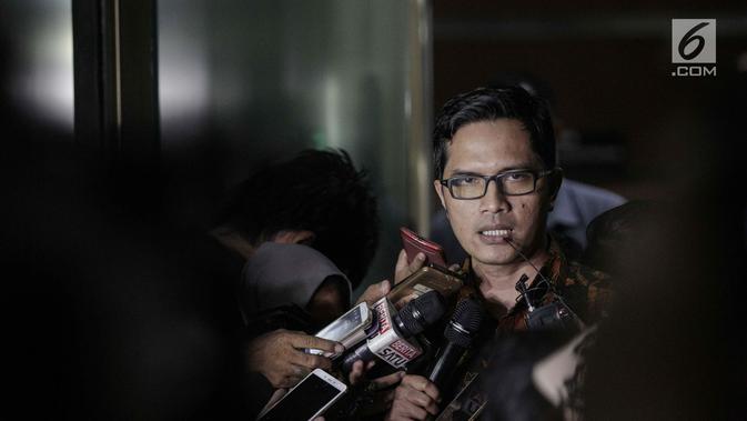 Terkait Kecelakaan Setya Novanto, KPK Angkat Bicara Juru bicara KPK, Febri Diansyah memberikan keterangan kepada awak media di Gedung KPK, Kamis (17/11). Keterangan tersebut terkait Kecelakaan yang dialami Ketua DPR Setya Novanto pada Kamis (16/11) sore. (Liputan6.com/Faizal Fanani)