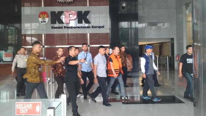 Fredrich Fredrich Yunadi keluar dari ruang pemeriksaan KPK, Jakarta. (Liputan6.com/Moch Harun Syah)