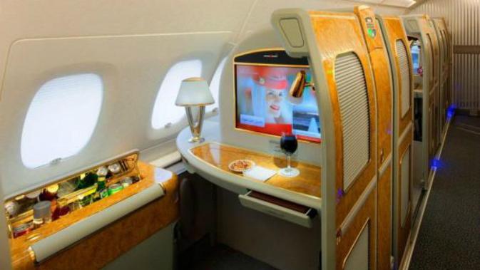 Kabin kelas satu Emirates dilengkapi dengan mini bar pribadi Kabin kelas satu Emirates dilengkapi dengan mini bar pribadi (Emirates Airlines)
