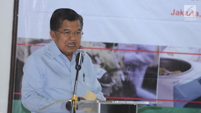Wapres JK Saksikan MoU PMI dan BPOM Wakil Presiden RI, Jusuf Kalla memberi sambutan usai menyaksikan penandatanganan kesepakatan antara PMI dan BPOM di Jakarta, Senin (20/11). Kepala BPOM juga menyerahkan sertifikat cara pembuatan obat yang baik kepada PMI. (Liputan6.com/Helmi Fithriansyah)