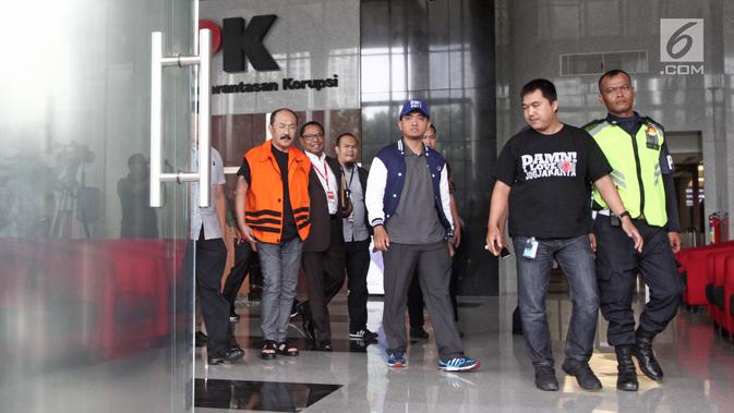 Bela Setya Novanto, Frederick Yunadi Kini Kenakan Rompi Oranye Fredrich Yunadi mengenakan rompi tahanan usai diperiksa di gedung KPK, Jakarta, Sabtu (13/1). Fredrich Yunadi menjadi tersangka kasus dugaan merintangi penyidikan perkara e-KTP yang melibatkan mantan Ketua DPR Setya Novanto. (LIputan6.com/Pool/Dedy)