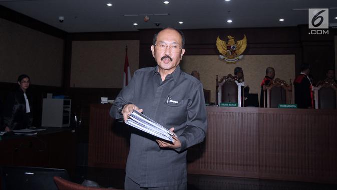 Luapan Ekspresi Fredrich Yunadi Usai Didakwa Halangi Penyidikan Kasus Setya Novanto Mantan kuasa hukum terdakwa dugaan korupsi pengadaan e-KTP Setya Novanto, Fredrich Yunadi usai menjalani sidang perdana di Pengadilan Tipikor, Jakarta, Kamis (8/2). Sidang mendengar dakwaan Jaksa Penuntut Umum. (Liputan6.com/Helmi Fithriansyah)