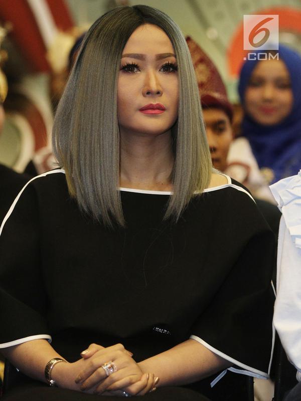 Liga Dangdut Indonesia Inul Daratista saat jumpa pers Liga Dangdut Indonesia di SCTV Tower, Jakarta, Jumat (12/1). Dewan dangdut akan hadir seperti Elvy Sukaesih, Rita Sugiarto, Iyeth Bustami, Inul Daratista, Soimah. (Liputan6.com/Herman Zakharia)