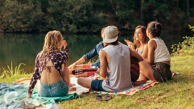 Ngumpul Bersama Teman Ilustrasi Foto Aktivitas Diluar Ruang (iStockphoto)
