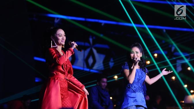 Ayu Ting-Ting dan Zaskia Gotik Goyang Panggung HUT ke-23 Indosiar Aksi panggung pedangdut Ayu Ting-Ting dan Zaskia Gotik saat memeriahkan HUT Indosiar ke-23 di Jakarta Convention Center (JCC), Kamis (11/1). HUT Indosiar Bertema “Konser Raya 23 Tahun Indosiar Luar Biasa”. (Liputan6.com/Helmi Fithriansyah)