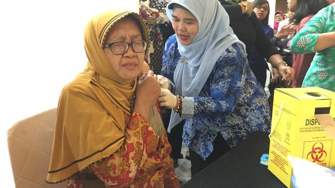 Suntik Difteri Lingkungan Kementerian Dalam Negeri (Kemendagri) dan Badan Nasional Pengelola Perbatasan (BNPP) mengikuti vaksinasi Difteri yang dilakukan Dinas Kesehatan DKI Jakarta. (Liputan6.com/Devira)
