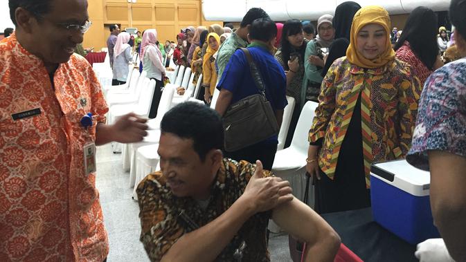Suntik Difteri Lingkungan Kementerian Dalam Negeri (Kemendagri) dan Badan Nasional Pengelola Perbatasan (BNPP) mengikuti vaksinasi Difteri yang dilakukan Dinas Kesehatan DKI Jakarta. (Liputan6.com/Devira)