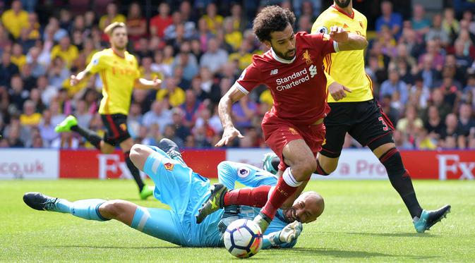Premier League, Liverpool, Watford Kiper Watford, Heurelho Gomes (kiri) menghadang laju pemain Liverpool, Mohamed Salah pada laga Premier League di Vicarage Road, Watford, (12/8/2017). Liverpool bermain imbang 3-3. (AFP/Olly Greenwood)