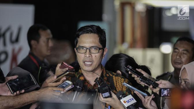 Terkait Kecelakaan Setya Novanto, KPK Angkat Bicara Juru bicara KPK, Febri Diansyah memberikan keterangan kepada awak media di Gedung KPK, Kamis (17/11). Febri mengatakan, ada konsekuensi hukum bagi pihak-pihak yang mencoba melakukan upaya merintangi proses penyidikan. (Liputan6.com/Faizal Fanani)