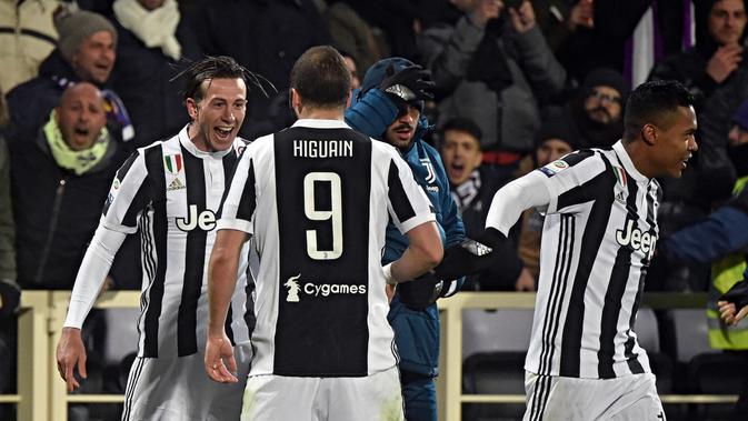 Juventus Federico Bernardeschi merayakan gol bersama Gonzalo Higuain dan Alex Sandro setelah membobol gawang Fiorentina dalam laga lanjutan Serie A di Artemio Franchi, Jumat (9/2/2018) atau Sabtu (10/2/2018) dini hari WIB. (Maurizio Degl'Innocenti/ANSA via AP)