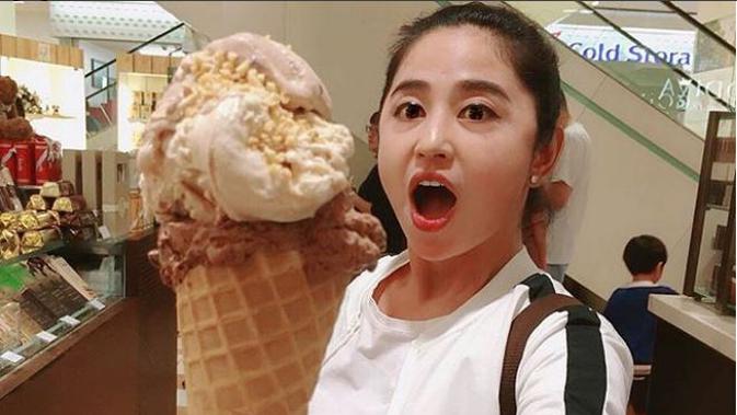 Dewi Perssik (Foto: Instagram) Gabungnya Dewi Perssik bersama Ayu Ting Ting dan Zaskia Gotik menarik perhatian banyak orang. (Foto: Instagram)