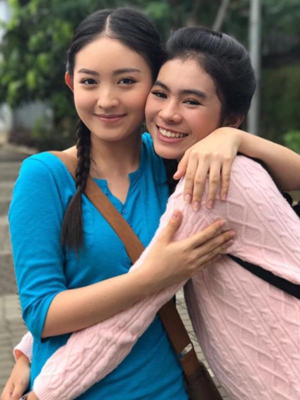 Natasha Wilona Natasha Wilona bersama rekannya di sinetron Siapa Takut Jatuh Cinta, Amara Sophie. (Instagram)