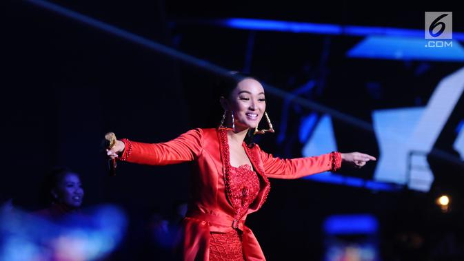 Ayu Ting-Ting dan Zaskia Gotik Goyang Panggung HUT ke-23 Indosiar Pedangdut Zaskia Gotik saat menghibur penonton pada perayaan HUT Indosiar ke-23 di Jakarta Convention Center (JCC), Kamis (11/1). Ayu Ting Ting dan Zaskia Gotik membawakan lagu sambalado dan tarik selimut. (Liputan6.com/Helmi Fithriansyah)