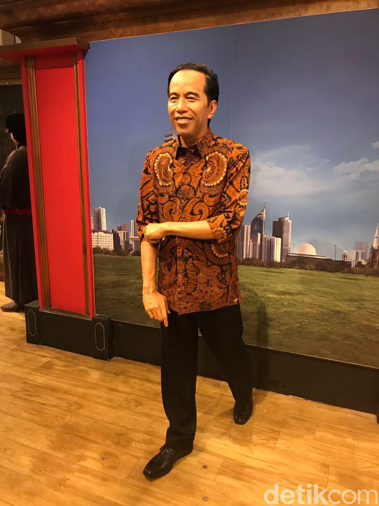 Patung Lilin Jokowi di Hongkong Kini Kenakan Kemeja Batik Patung Lilin Jokowi di Hongkong Kini Kenakan Kemeja Batik